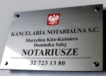 Notariusze - tablica grawerowana z czerwonym godłem